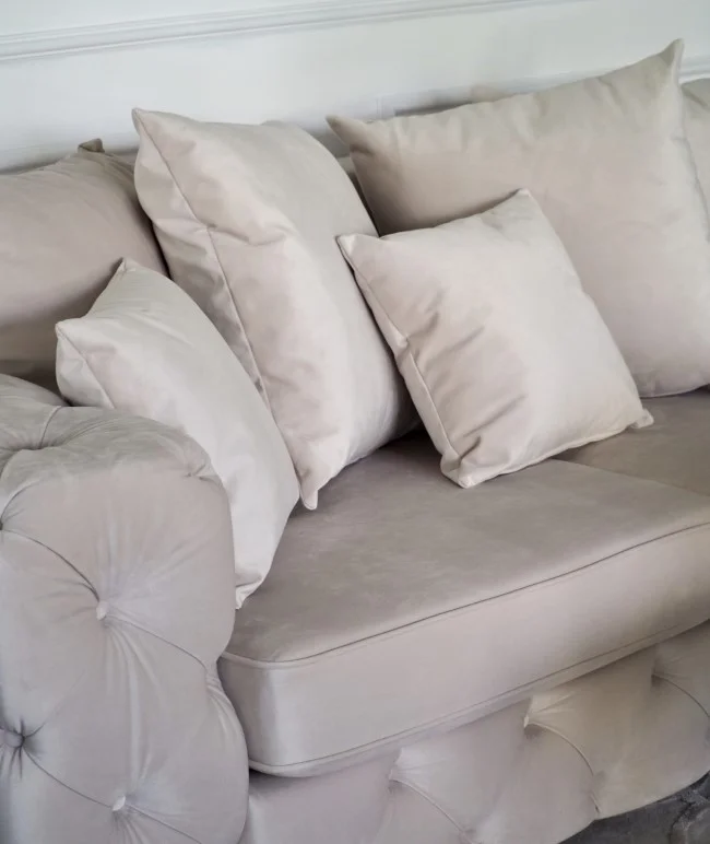 sofa glamour w stylu angielskim
