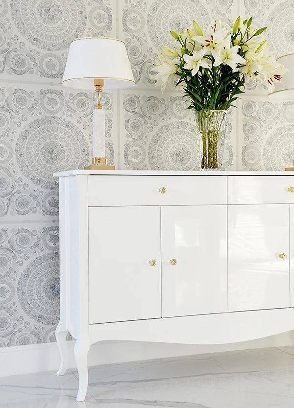 komoda glamour biała drewniana