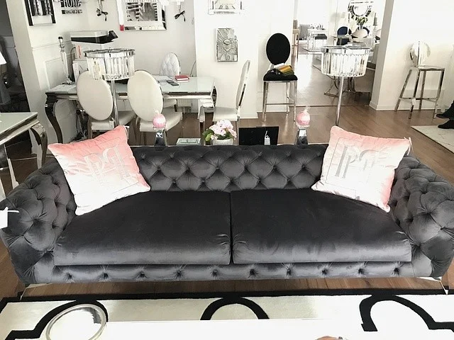 sofa glamour nowoczesna tapicerowana srebrne nogi