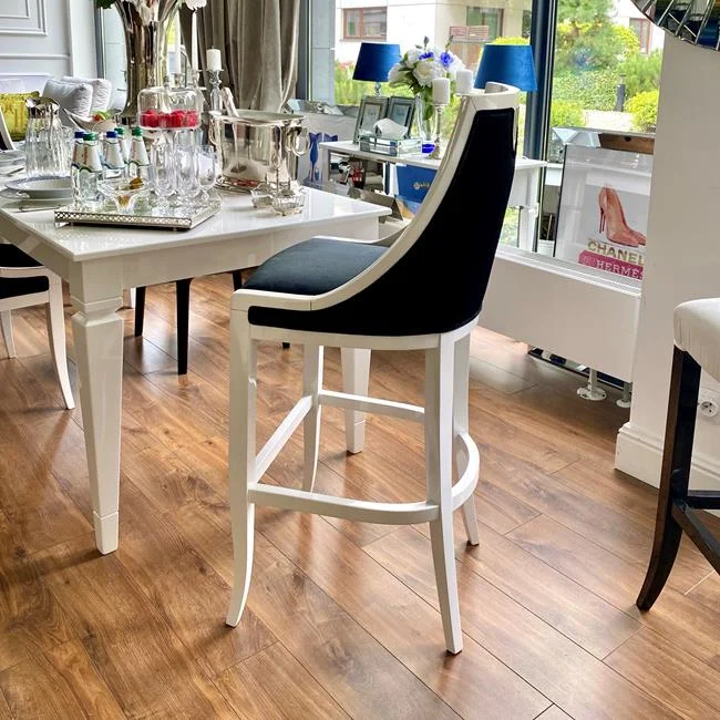 Tapicerowany hoker REGINA, widok z boku, elegancki czarno-biały design, outlet