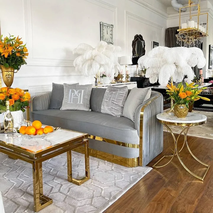Sofa szara złota w nowoczesnym salonie glamour