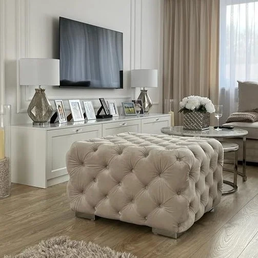 Tapicerowana pufa w stylu glamour
