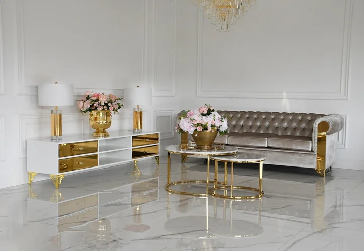 Luksusowa komoda RTV VENICE glamour w aranżacji salonu z telewizorem