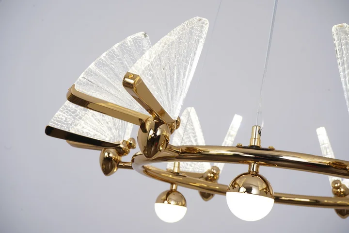 Lampa wisząca glamour Motyl Złoty – detal złotych motyli i kryształów