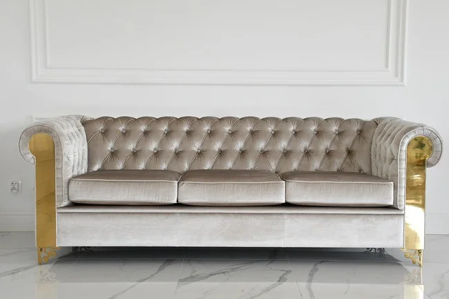 złota sofa glamour