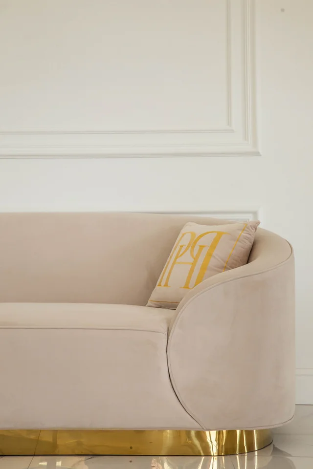 aksamitna beżowa sofa miękka