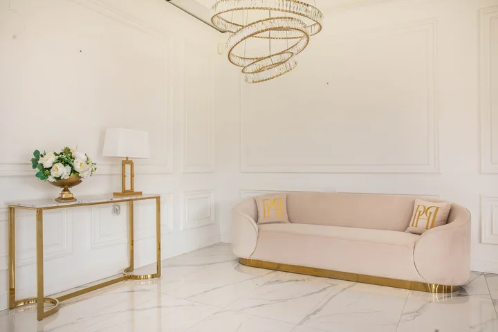 złota sofa beżowa