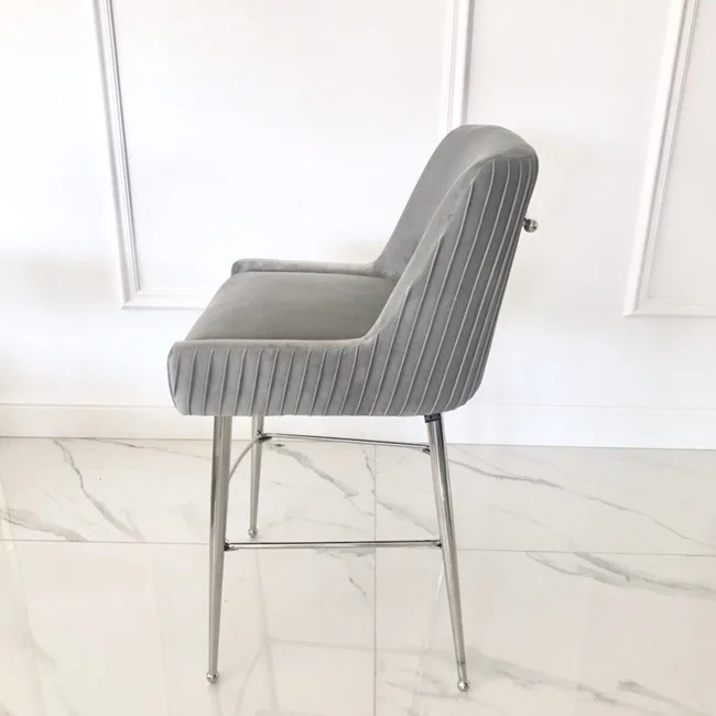 Półhoker tapicerowany czarny do niskiej wyspy kuchennej w stylu glamour