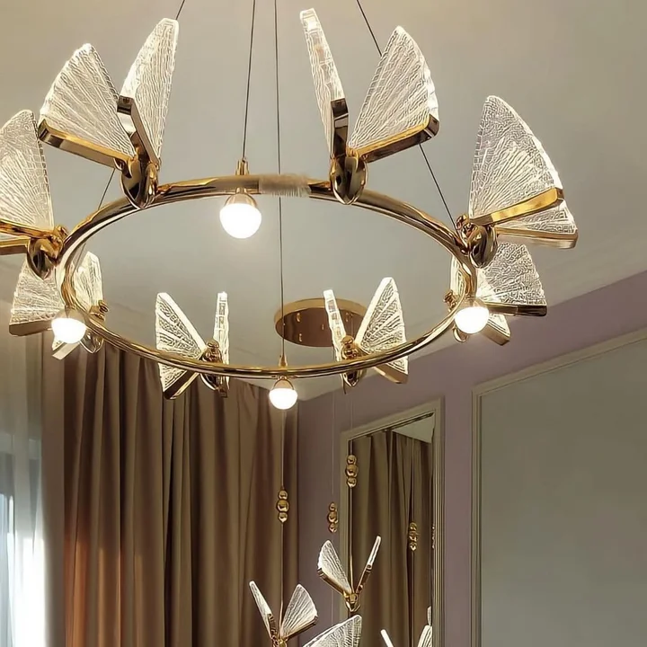Ekskluzywne oświetlenie do sypialni – złoty żyrandol motyl glamour w stylu modern classic.