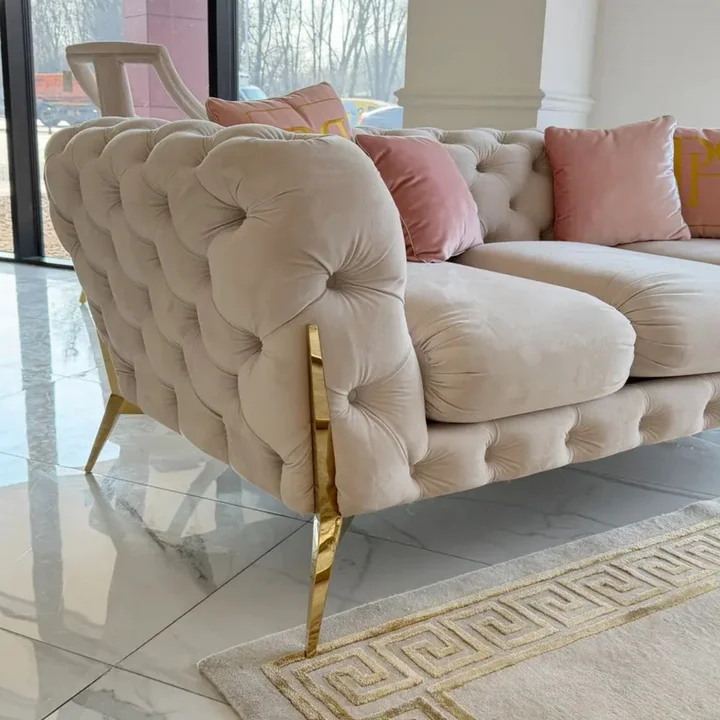 Ekskluzywna kanapa do salonu ze złotą designerską złotą nogą