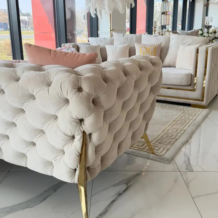 Sofa ze złotą stalową nogą w aranżacji luksusowego salonu glamour