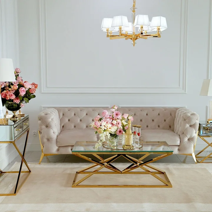 Meble glamour wyprzedaż – sofa tapicerowana ze złotymi akcentami Primavera Home