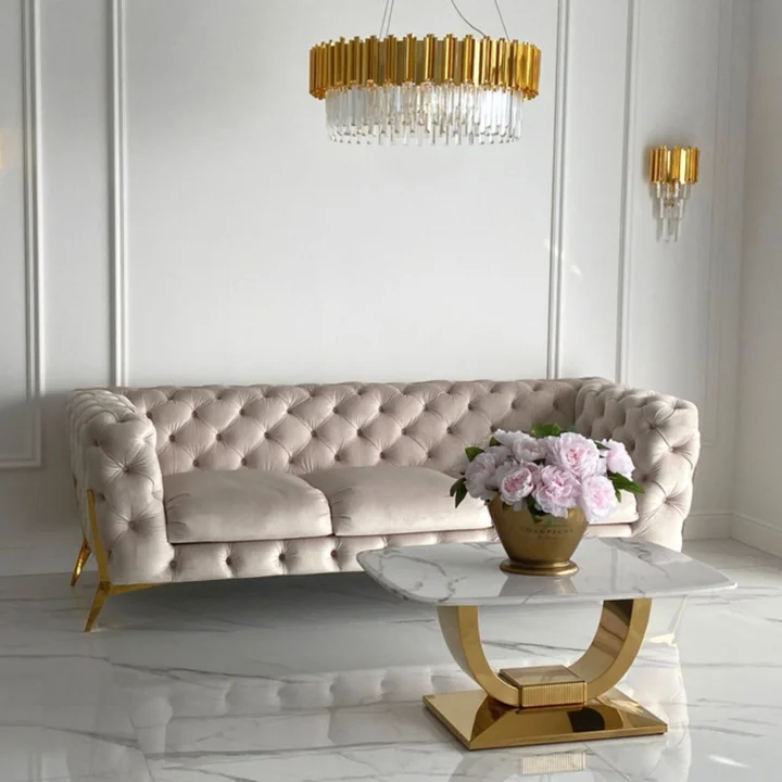 Luksusowa sofa outlet Diva Gold z głębokim pikowaniem w stylu Chesterfield