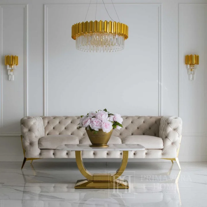 Designerska sofa ze złotymi nogami i miękkim, welurowym siedziskiem