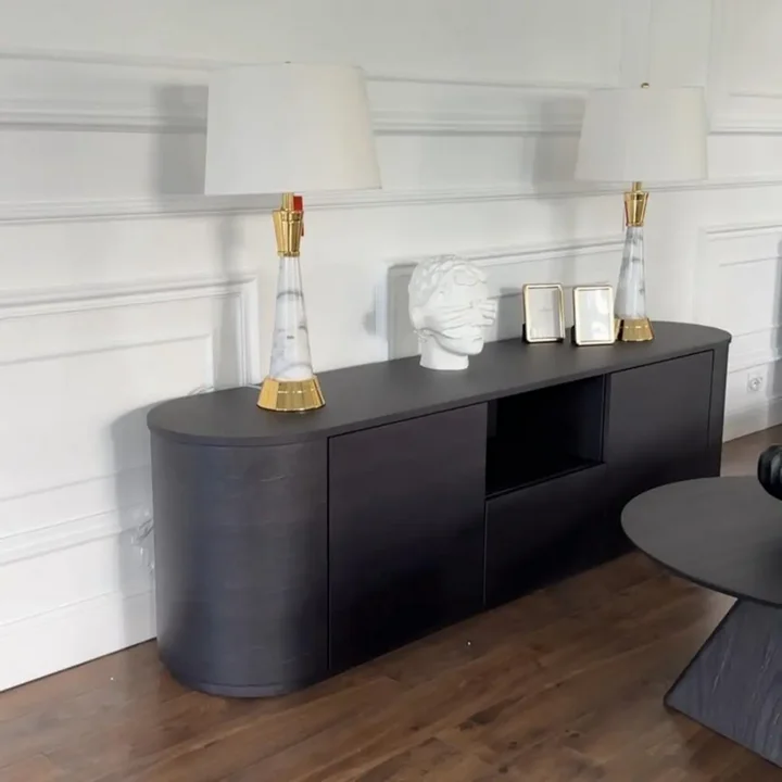 Frontowy widok na nowoczesną komodę AMARA od Primavera Home, idealną do salonu.