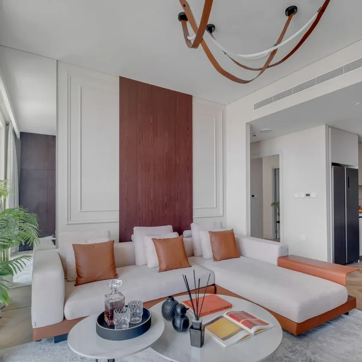 Żyrandol Cosmopolitan S-M w modernistycznym wnętrzu. Projekt od Primavera Home.