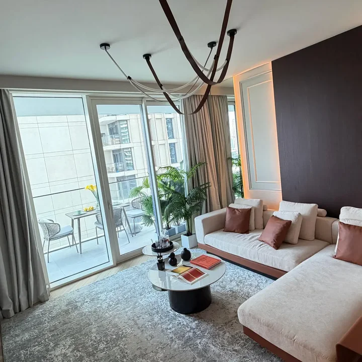 Żyrandol Cosmopolitan S-M w stylu industrialnym, doskonały do loftów. Projekt od Primavera Home.