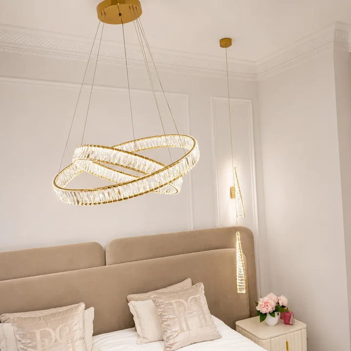 Aranżacja wnętrza salonu z wykorzystaniem żyrandola Kryształowego CRYSTAL L od Primavera Home.