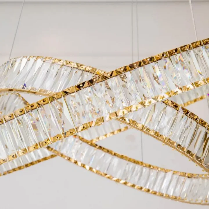 Luksusowy klimat stworzony przez żyrandol Kryształowy CRYSTAL L od Primavera Home.