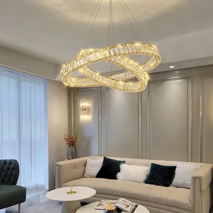 Stylowy żyrandol Kryształowy CRYSTAL L w nowoczesnym wnętrzu od Primavera Home.