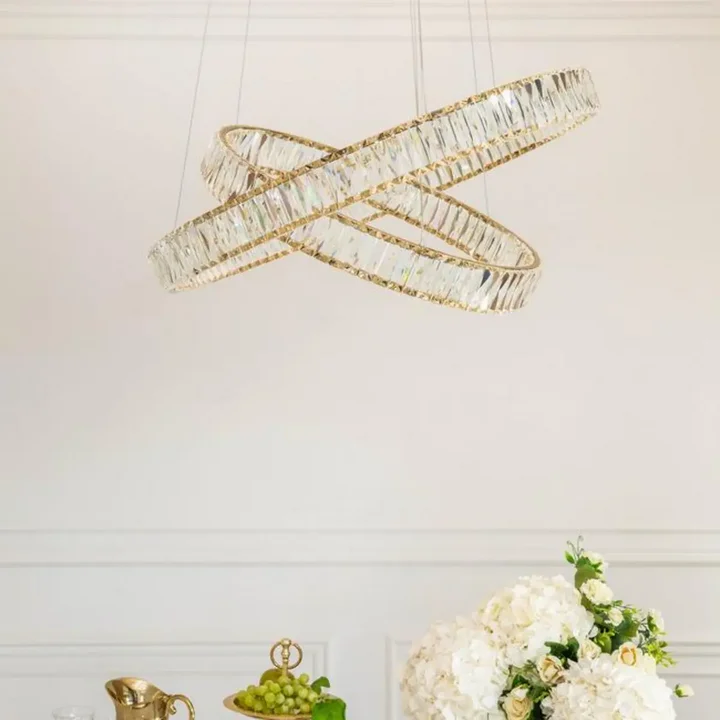 Zbliżenie na dwupoziomowy żyrandol Kryształowy CRYSTAL L od Primavera Home.