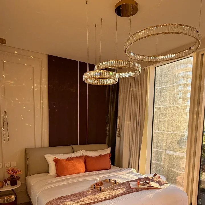 Aranżacja żyrandola kryształowego Crystal XXL Złoty w nowoczesnym salonie, eleganckie dopełnienie wnętrza od Primavera Home.
