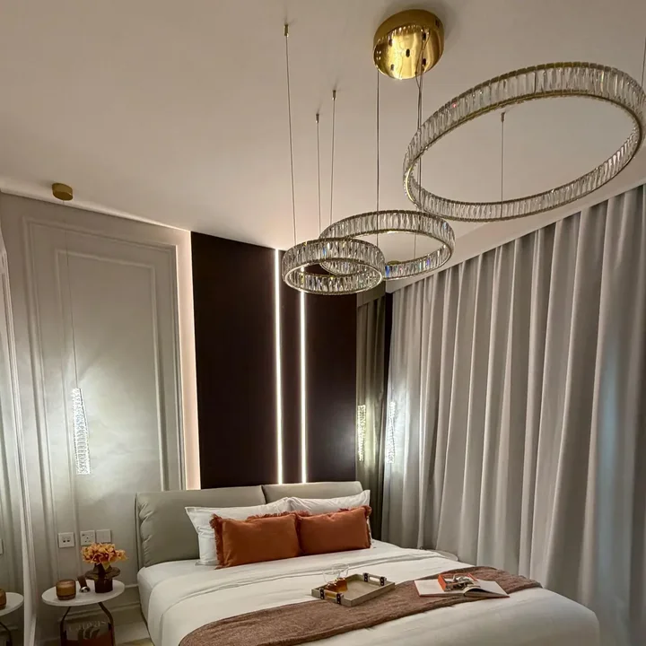 Widok boczny żyrandola kryształowego Crystal XXL Złoty, ukazujący jego złote wykończenie od Primavera Home.