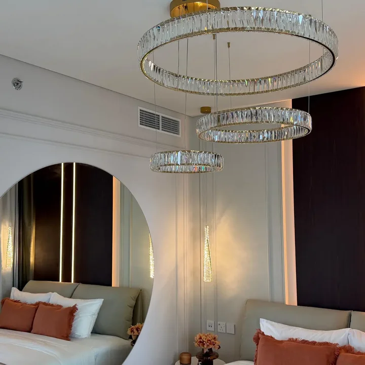 Detal wykończenia żyrandola kryształowego Crystal XXL Złoty od Primavera Home, eksponujący jego luksusowy styl.