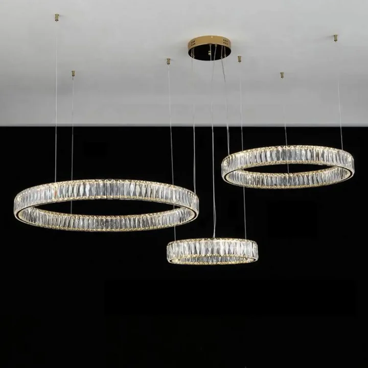 Stylowy dodatek w postaci żyrandola kryształowego Crystal XXL Złoty, idealnego do eleganckiej przestrzeni, od Primavera Home.