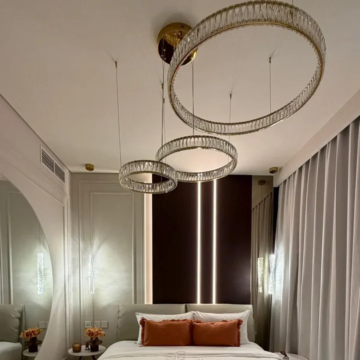 Ekspozycja żyrandola kryształowego Crystal XXL Złoty w showroomie w Warszawie, podkreślająca styl glamour.