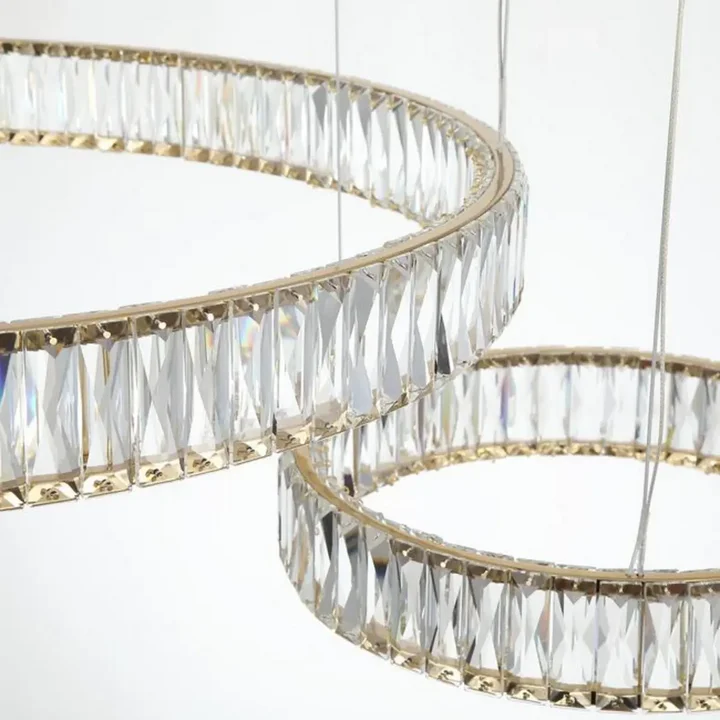 Galwanizowana na złoto stal żyrandola kryształowego Crystal XXL, perfekcyjne wykończenie od Primavera Home.