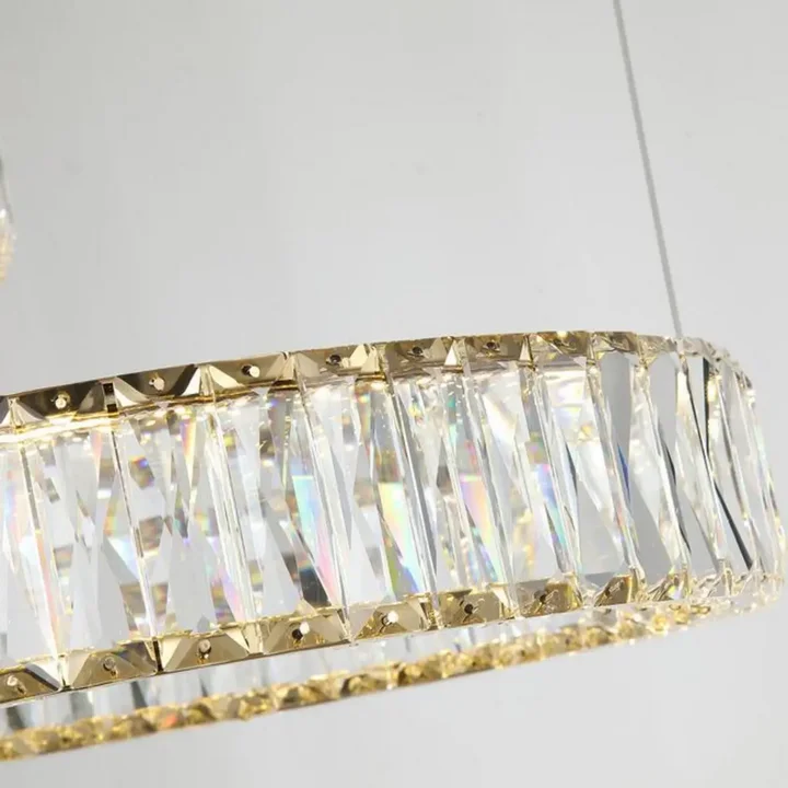 Innowacyjne rozwiązania w żyrandolu kryształowym Crystal XXL Złoty, od Primavera Home.