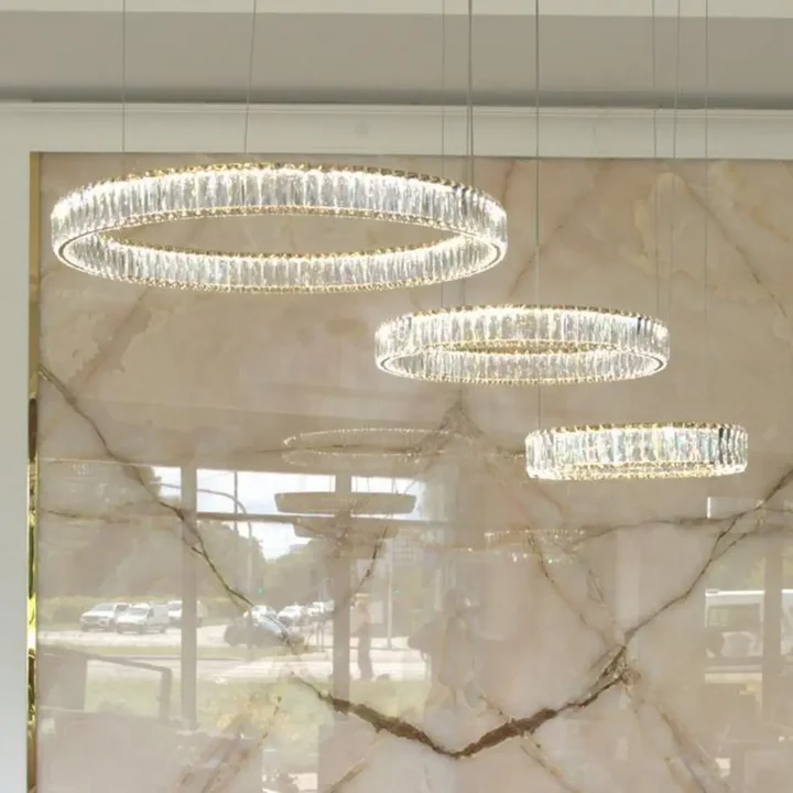 Wyjątkowe kryształy w żyrandolu kryształowym Crystal XXL Złoty, projekt od Primavera Home.