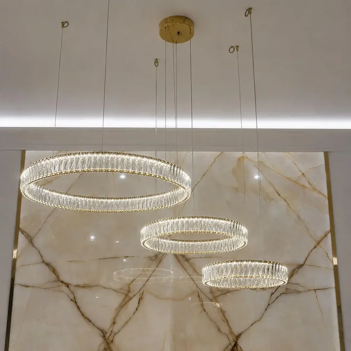 Nowoczesny styl żyrandola kryształowego Crystal XXL Złoty, idealny do modnych aranżacji, od Primavera Home.