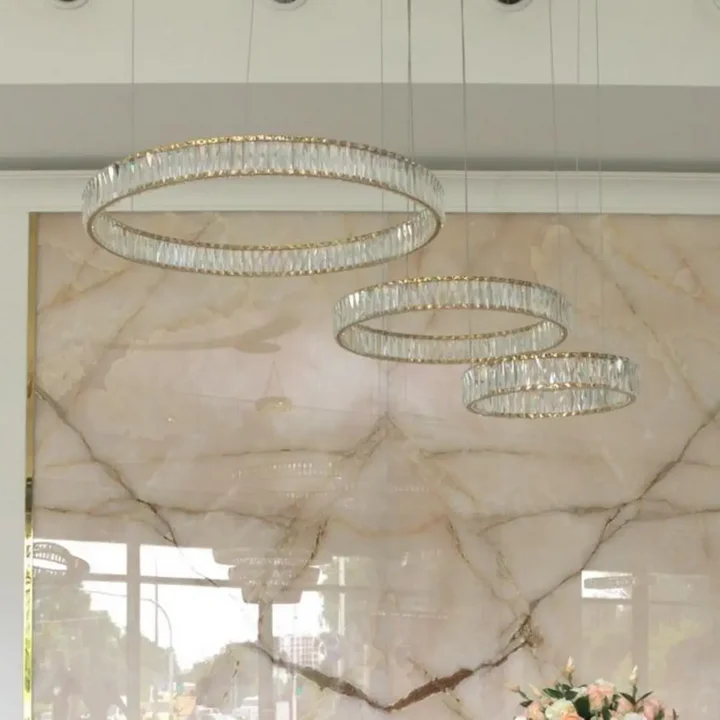 Zaawansowane oświetlenie LED w żyrandolu kryształowym Crystal XXL Złoty, projekt od Primavera Home.
