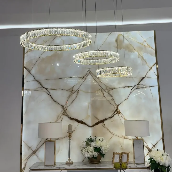 Oświetlenie żyrandola kryształowego Crystal XXL Złoty, zmieniające barwę światła, od Primavera Home.
