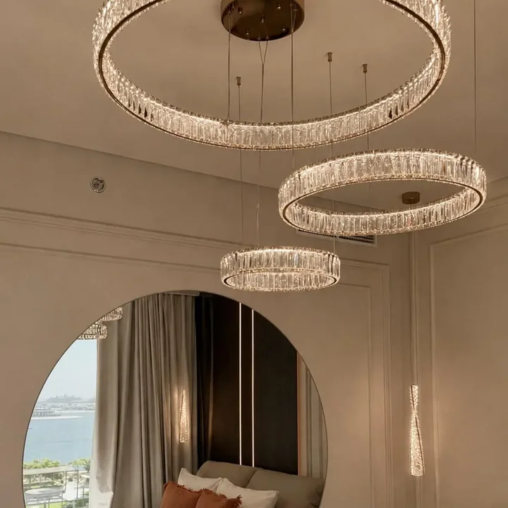 Piękno żyrandola kryształowego Crystal XXL Złoty, każdy detal robi wrażenie, od Primavera Home.