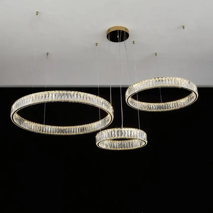 Neutralne światło żyrandola kryształowego Crystal XXL Złoty, idealne do nowoczesnych pomieszczeń, od Primavera Home.