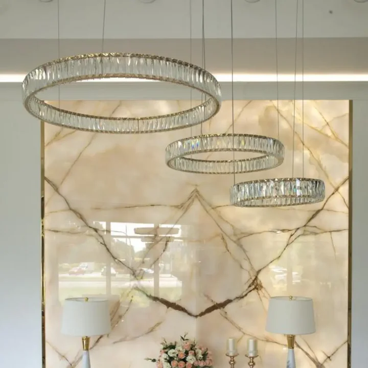 Wysokiej jakości żyrandol kryształowy Crystal XXL Złoty, zaprojektowany przez Primavera Home.