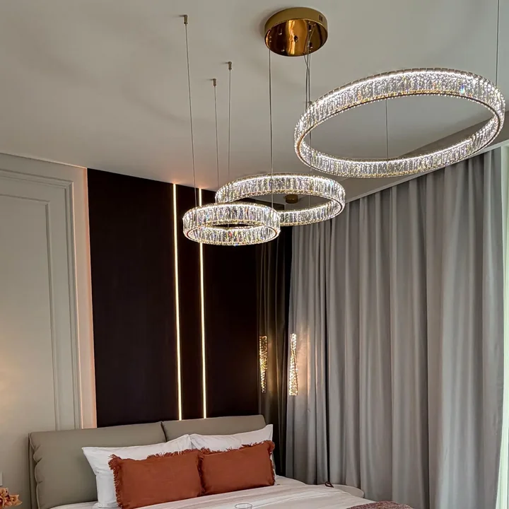 Zbliżenie na kryształowe ringi żyrandola Crystal XXL Złoty, design od Primavera Home.