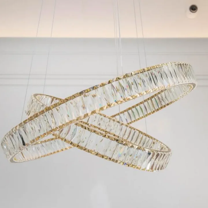 Dwupoziomowy design żyrandola Kryształowego CRYSTAL L od Primavera Home.