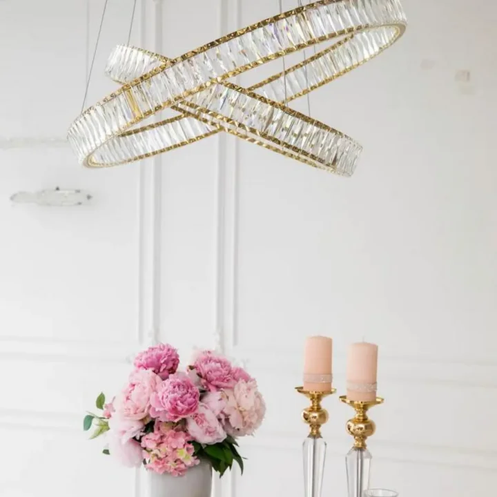 Osiągnięcie efektownego światła z żyrandolem Kryształowym CRYSTAL L od Primavera Home.