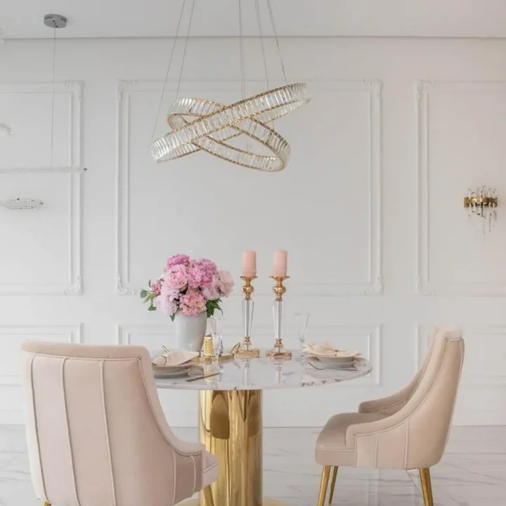 Złota dekoracja wnętrza z żyrandolem Kryształowym CRYSTAL L od Primavera Home.