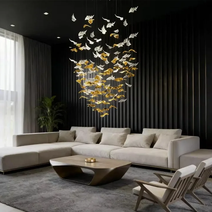 Detal dekoracji Leaf Flow, wykonanej ze szkła. Produkt od Primavera Home w ekspozycji.