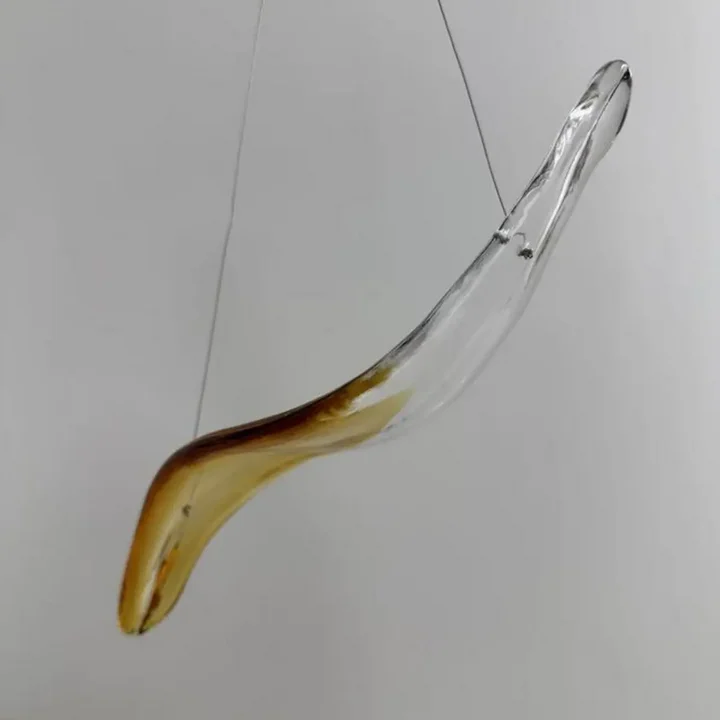 Dekoracja Leaf Flow wymagająca doświetlenia reflektorem. Projekt od Primavera Home.