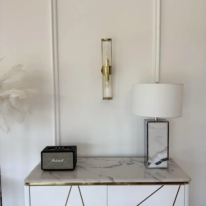 Detal kryształowego kinkietu ROLAND, zaprezentowanego w aranżacji wnętrza w stylu glamour od Primavera Home.