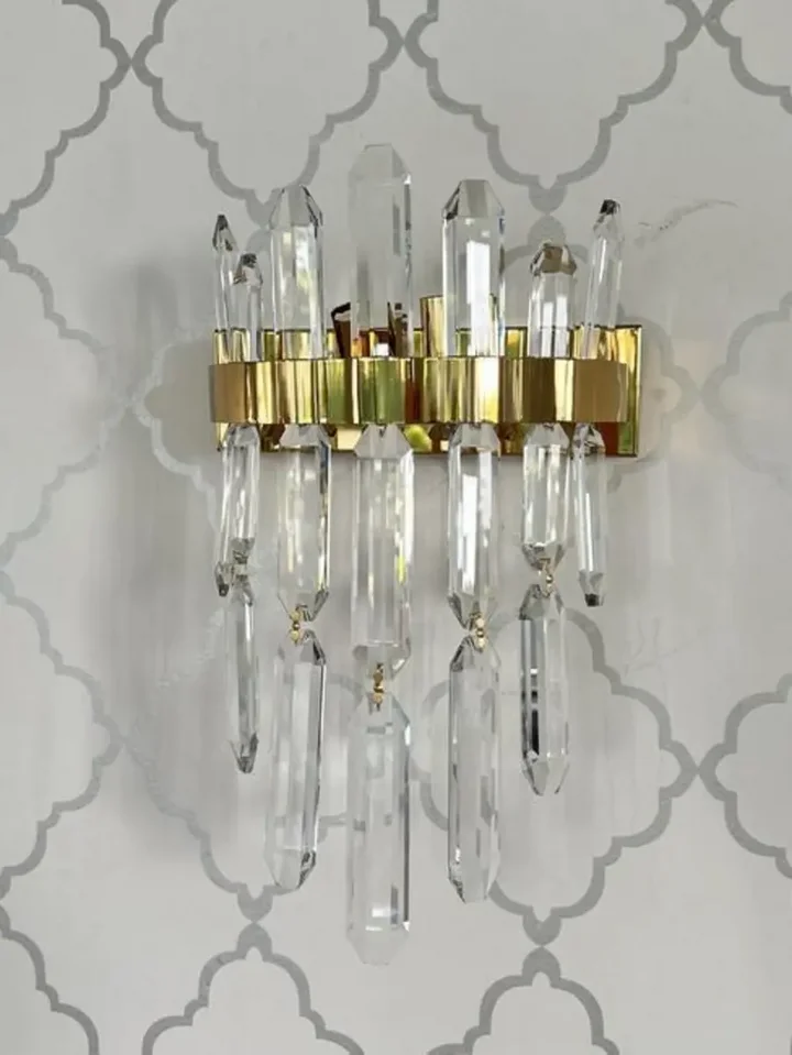 Kinkiet kryształowy, złoty, glamour, designerska lampa ścienna BULGARI w aranżacji nowoczesnego salonu. Meble na zamówienie od Primavera Home.