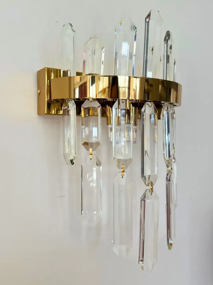 Kinkiet kryształowy, złoty, glamour, designerska lampa ścienna BULGARI w ekspozycji w salonie. Meble na zamówienie od Primavera Home.