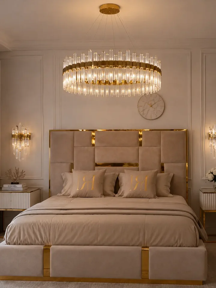 Kinkiet kryształowy, złoty, glamour, designerska lampa ścienna BULGARI w stylu glamour w nowoczesnym wnętrzu. Meble na zamówienie od Primavera Home.