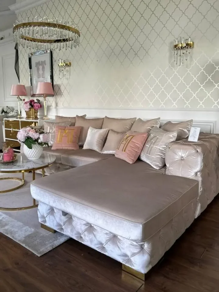 Kinkiet kryształowy, złoty, glamour, designerska lampa ścienna BULGARI w zbliżeniu pokazującym detale wykończenia. Meble na zamówienie od Primavera Home.